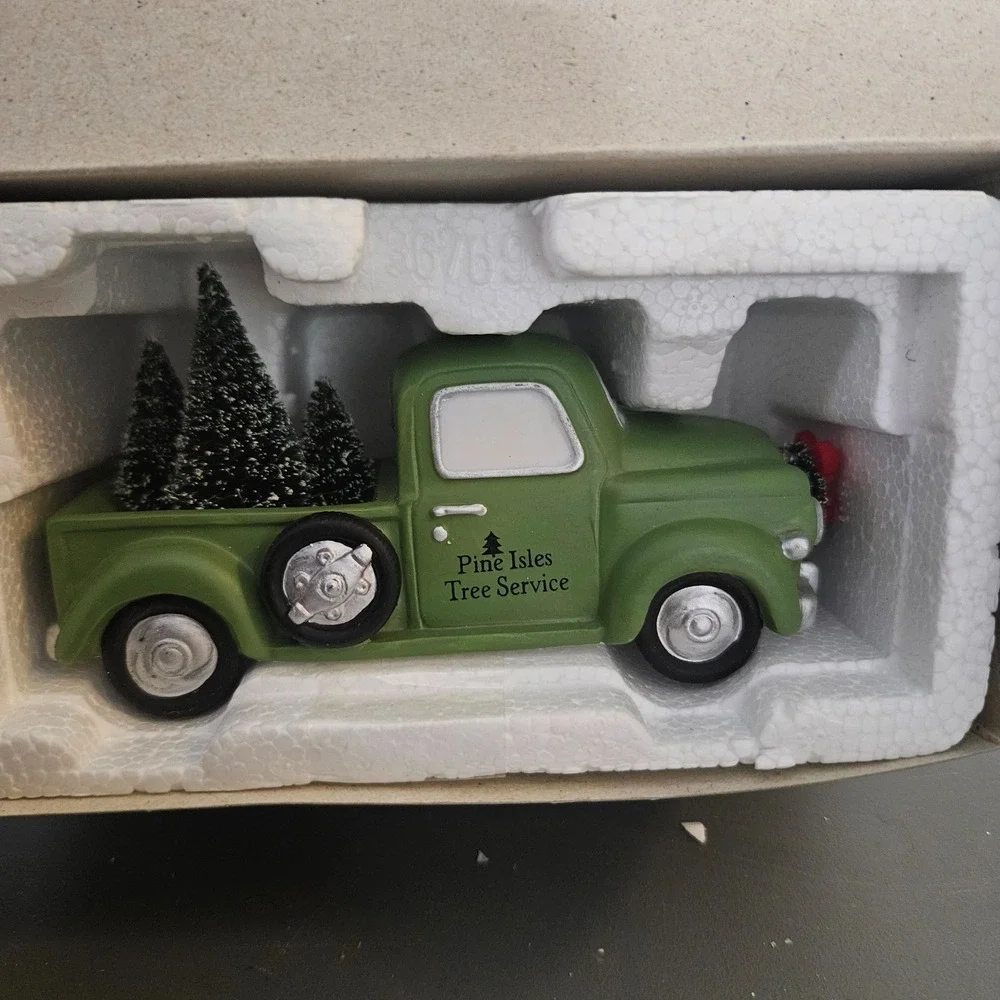 DEPT 56 Village Accessory SIMPLE TRADITIONS‎ 2003 Pine Isles Tree Service Green